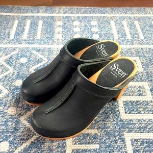 Sven Black Leather Clogs